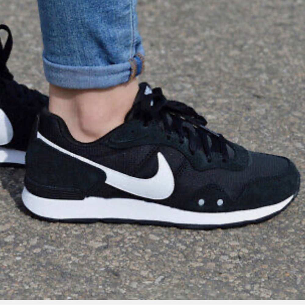 Nike venture runner shoes